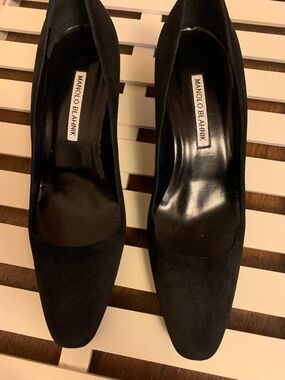 Manolo Blahnik Black Suede Pumps Size 39 Classic Heels